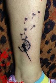 Зображення татуювання кульбаби на ніжках маленької красивої дівчини