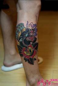 Απεικονιστική κοκκινιστή μαύρη πλάτη παλτών τατουάζ εικόνες