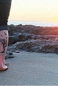 Κορίτσια πόδια όμορφη μεγάλη εικόνα δέντρο τατουάζ πουλιών