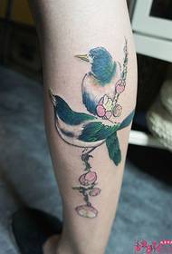 Seres pica et pruna flores style atramento tattoo