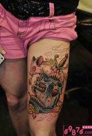 Foto di tatuaggio con teschio di spada retrò cranio creativo coscia di coniglio