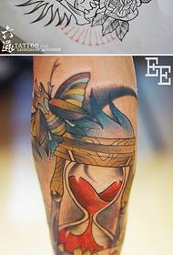 Kruda skarabo plus horloĝa tatuaje-ŝablono