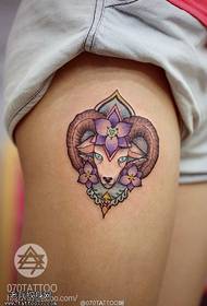 Been persoonlijkheid gekleurd antilope tattoo patroon