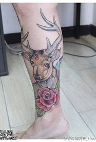 Антилопа во боја на нозе шема на тетоважа со роза