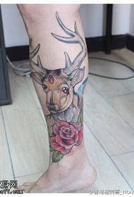 Modello tatuaggio rosa antilope color gamba