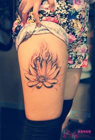 Ink style lotus thigh tattoo na larawan