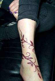 Vackra flickaben varma och eleganta bilder på tatuering med blommor