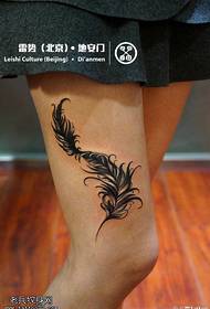 Motivo tatuaggio piuma svolazzante nero