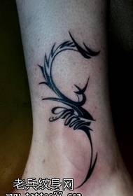 Modellu astrattu di tatuaggi di drago literariu