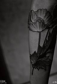 Lotus Stinging Brahma Tattoo- ի նախշը