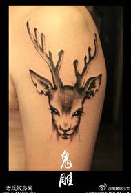 Braccio bellissimo modello di tatuaggio testa di cervo