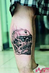 Immagini del tatuaggio popolare del cranio di personalità selvaggia