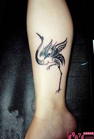 Foto di tatuaggio di gru con corona rossa di vitello