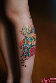 Corona de colors llepant la imatge del tatuatge de vedella