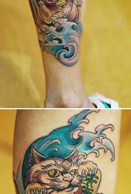 Kūrybinės bangos laimingos katės blauzdos tatuiruotės paveikslėlis
