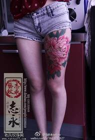 Hermoso y hermoso patrón de tatuaje de peonía en las piernas