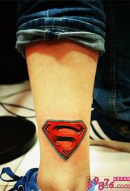 Immagine del tatuaggio del polpaccio logo Superman