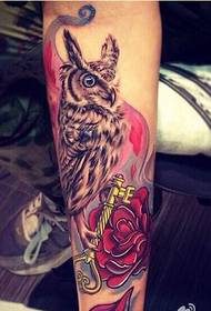 Une image élégante de motif de tatouage de hibou de la jambe rose