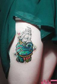 Imatge del tatuatge de la cuixa de vela a la coca creativa