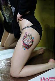 Immagini del tatuaggio di modo dell'orologio della rosa della coscia di bellezza