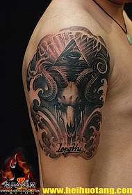 Рука мужчины татуировки рога бога смерти