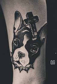 Malý pes Shar Pei na sobě obojek tetování vzor