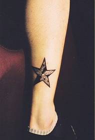 Kis friss lábak ötágú csillag totem tetoválás mintája élvezni a képet