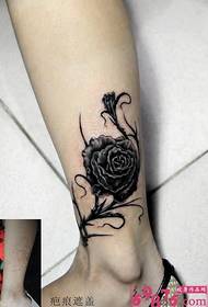 Σημάδι ποδιών κάλυψη μαύρο τριαντάφυλλο εικόνα τατουάζ