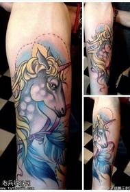 Corak warna tato unicorn peribadi kaki