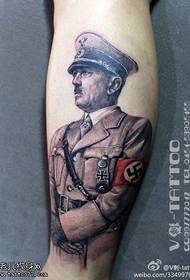 Gwapo ug guwapo nga sumbanan nga tattoo sa Hitler