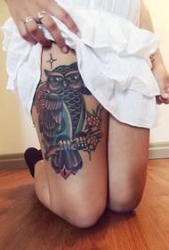 Immagine del modello del tatuaggio del gufo della gamba femminile