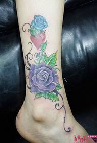 Foto tatuaggio caviglia rosa blu vite