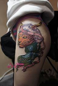 Poza tatuaj coapsa mic tigru cu pălărie croissant