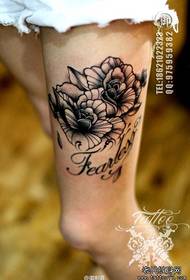 Női lábak fekete szürke rózsa tetoválás kép