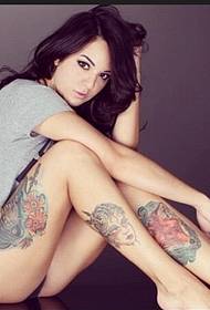 Svart samhälle europeisk och amerikansk skönhet personlighet mode ben tatuering bild bild