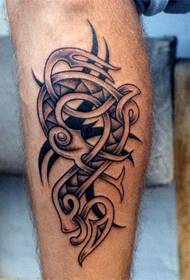 Un tatuaggio totem preferito sul polpaccio
