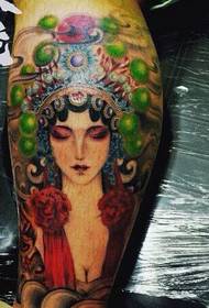 Bellissimo tatuaggio floreale classico sulle gambe