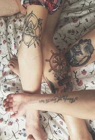 Suosittele naisen jalka totem English tattoo pattern -kuvaa