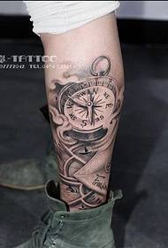 Слика за тетоважи со компас за тетоважи на нозете