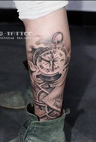 Immagine del modello del tatuaggio della bussola della bussola della gamba