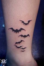 男生腿部清新好看的蝙蝠群飞翔图纹身图片