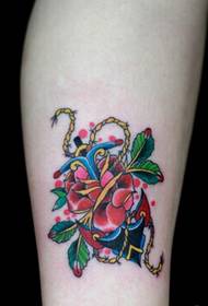 Kaki gadis dengan mawar yang indah dan gambar corak tatu utama