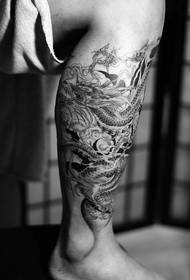 Bonito tatuaje de dragón chinés no becerro