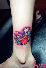 Ali di caviglia, tatuaggio cuore rosso, foto