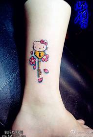 Kojos spalvos „Kitty“ katės rakto tatuiruotės modelis