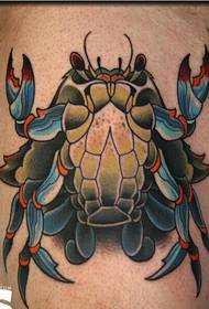 Un'immagine personalizzata del modello del tatuaggio del granchio sulla gamba