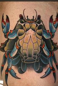 Ang isang isinapersonal na larawan ng pattern ng tattoo ng crab sa binti