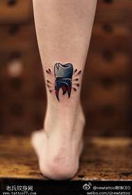 Immagine del tatuaggio del dente di colore della gamba