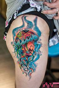 다채로운 해파리 성격 허벅지 문신 사진