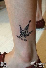 Piccolo tatuaggio fresco a corona sulle gambe